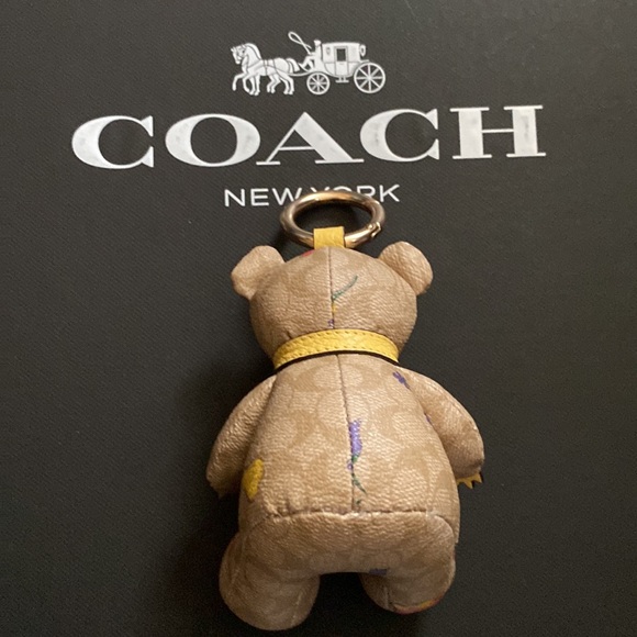 COACH C8241 Bear Bag Charm In Signature Canvas Dreamy Veggie Print KEY RING NWT - Picture 3 of 5